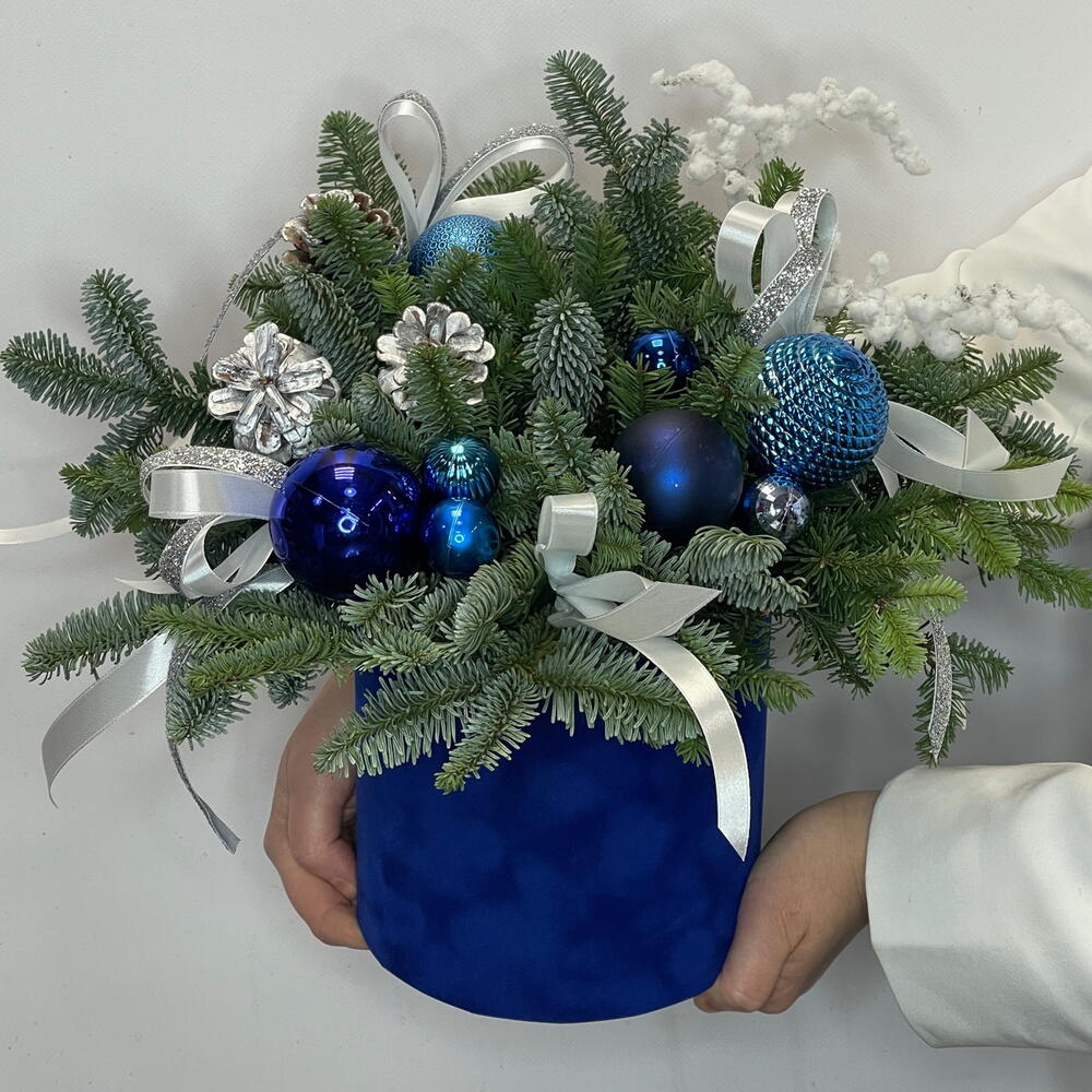 Новогодняя композиция из живой ели с шишками и игрушками Новогодняя композиция из живой ели с шишками и игрушками