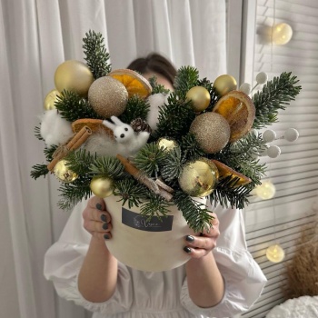 Зимняя композиция с живой елью, новогодним декором в бархатной коробке