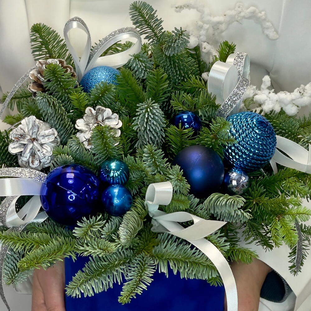 Новогодняя композиция из живой ели с шишками и игрушками Новогодняя композиция из живой ели с шишками и игрушками