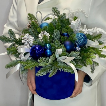 Новогодняя композиция из живой ели с шишками и игрушками