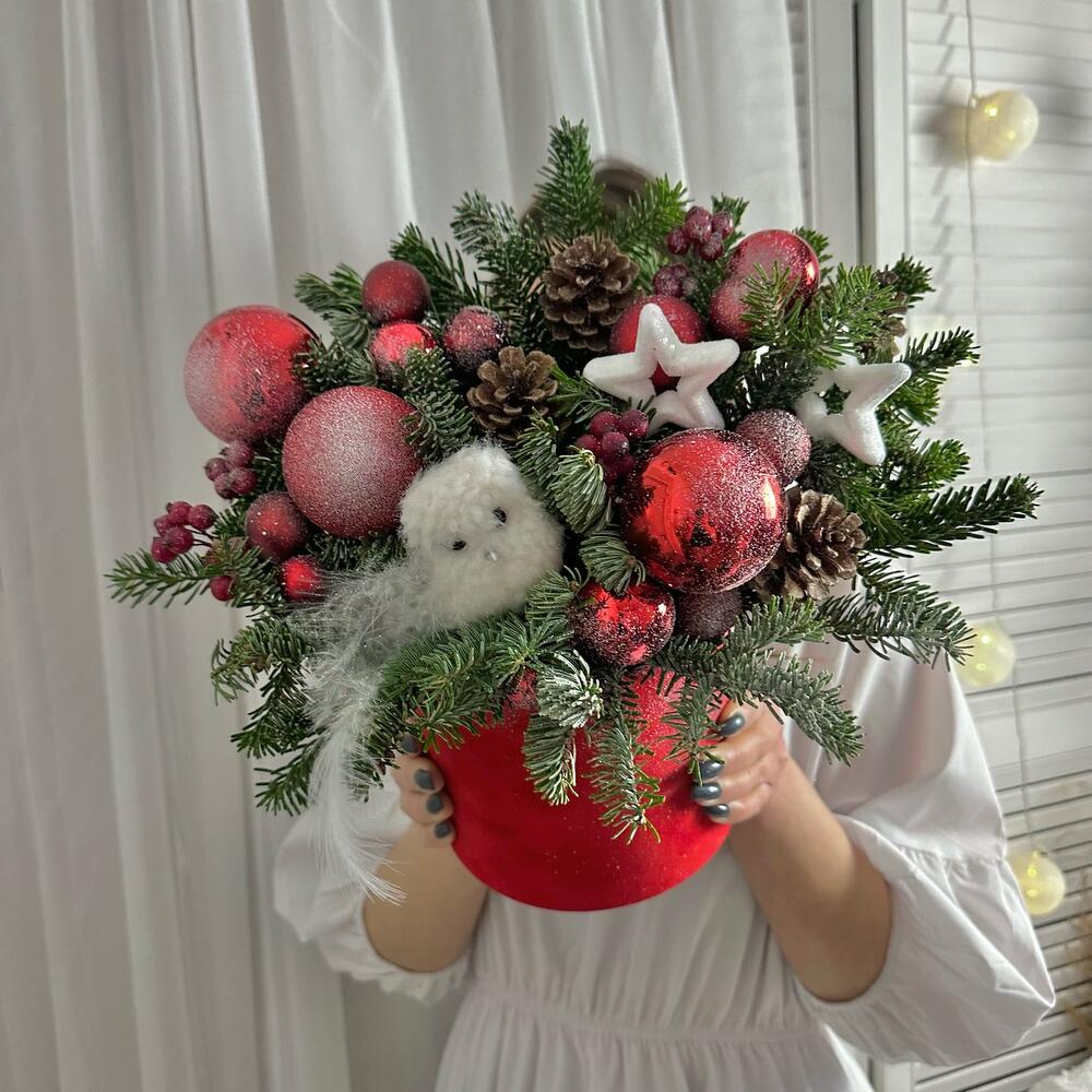Зимняя композиция с живой елью в бархатной коробке