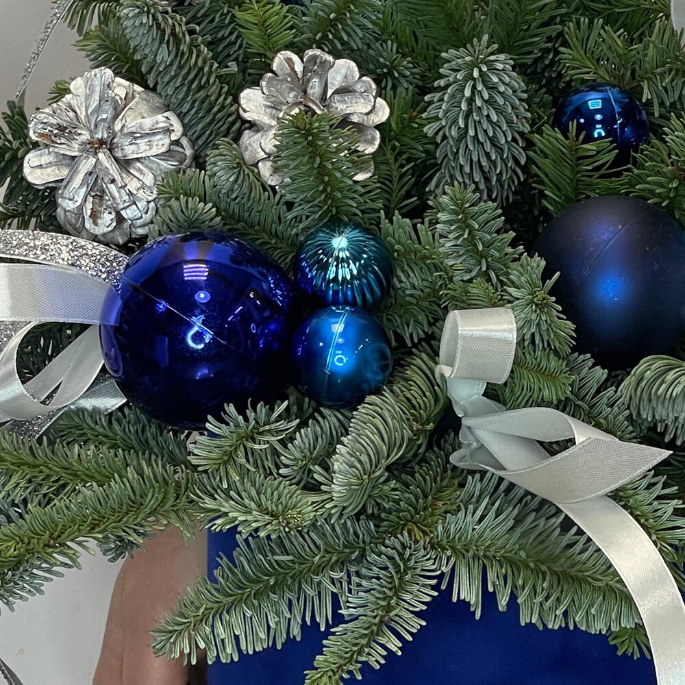 Новогодняя композиция из живой ели с шишками и игрушками Новогодняя композиция из живой ели с шишками и игрушками