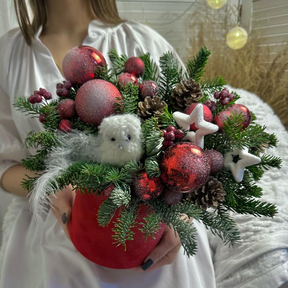 Зимняя композиция с живой елью в бархатной коробке